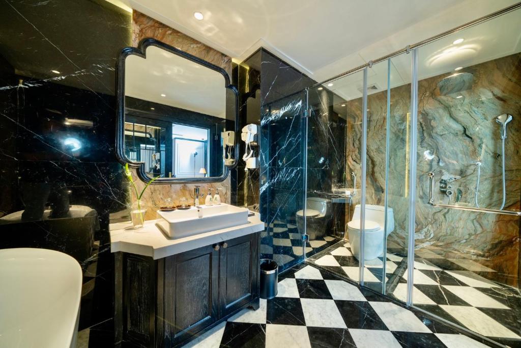 Koupelna v ubytování Luxe Paradise Premium Hotel Pham Hong Thai