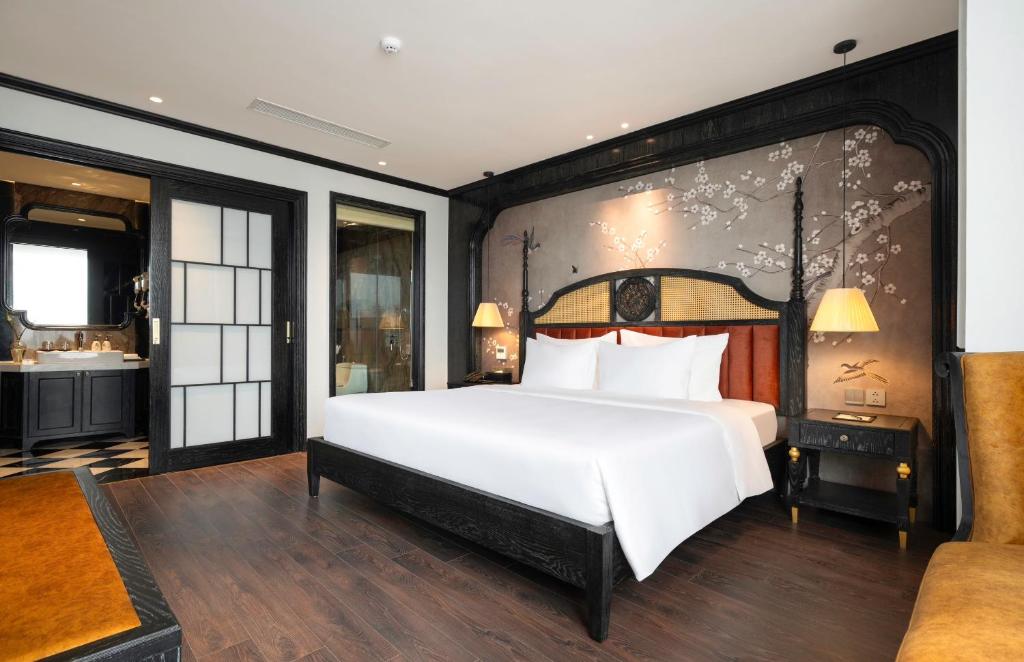Postel nebo postele na pokoji v ubytování Luxe Paradise Premium Hotel Pham Hong Thai
