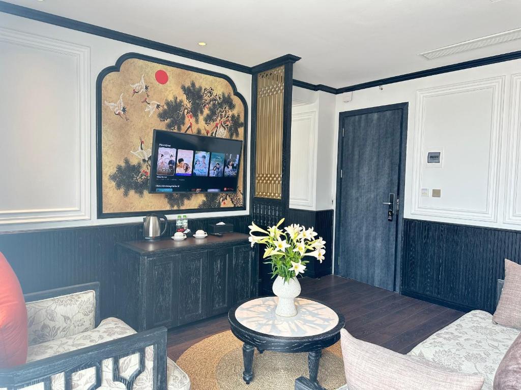 TV a/nebo společenská místnost v ubytování Luxe Paradise Premium Hotel Pham Hong Thai