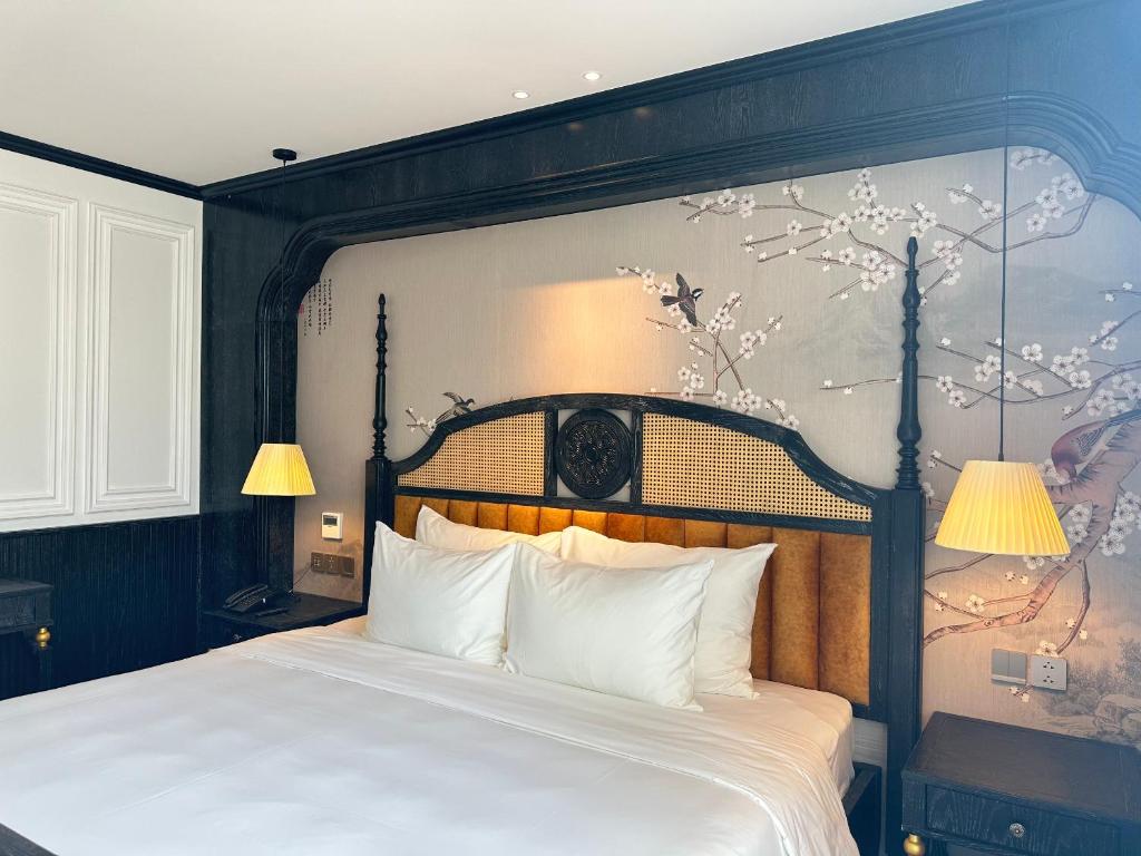 Postel nebo postele na pokoji v ubytování Luxe Paradise Premium Hotel Pham Hong Thai