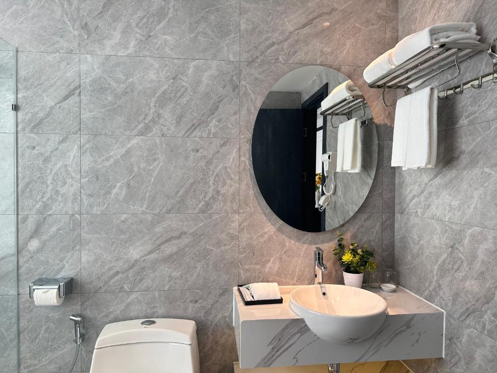 Koupelna v ubytování Luxe Paradise Premium Hotel Pham Hong Thai