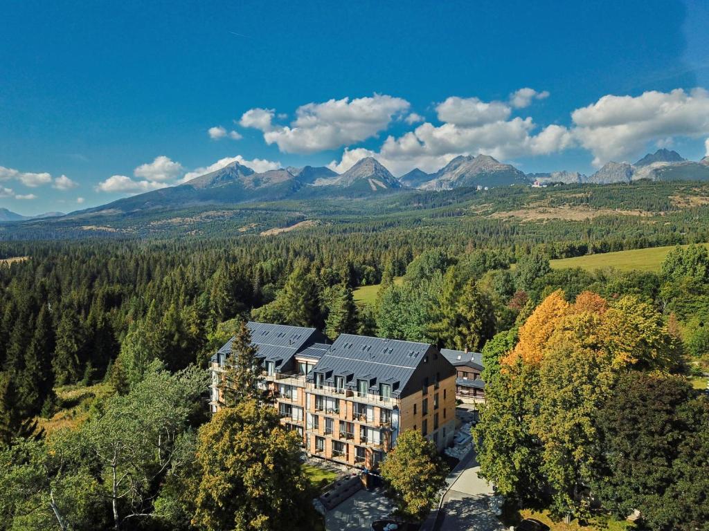 una vista aérea de un edificio con montañas en el fondo en Monte Amnis Apartment, en Tatranská Štrba