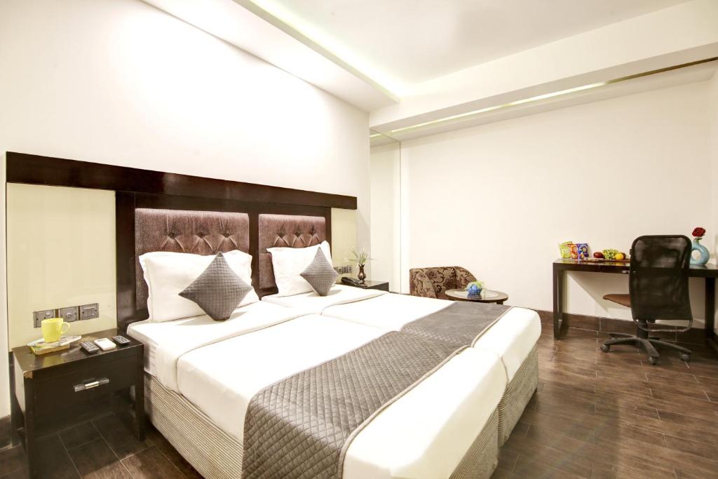 Postel nebo postele na pokoji v ubytování Hotel Good Times New Delhi