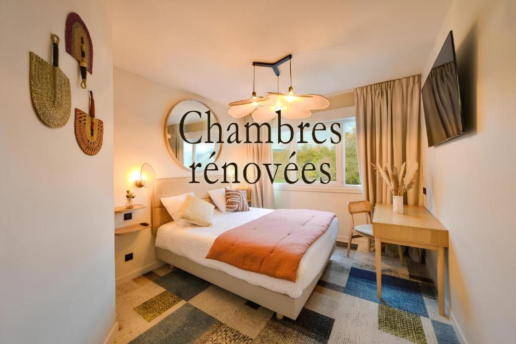een hotelkamer met een bed en een bureau bij Hotel Classe Troyes - La Chapelle Saint Luc in La Chapelle-Saint-Luc
