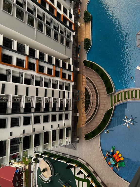 une vue aérienne d'un hôtel avec piscine dans l'établissement K Avenue home Suhaila, à Kota Kinabalu