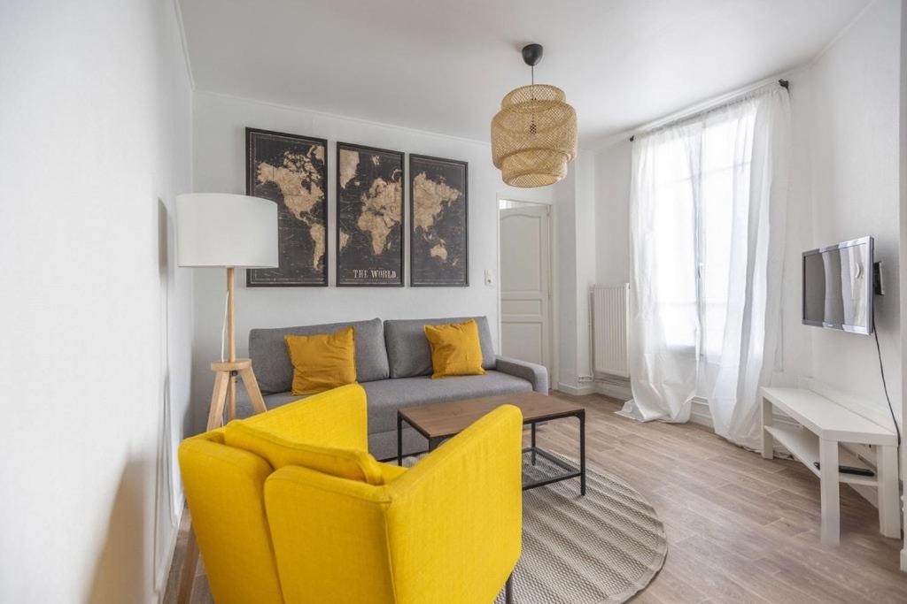 sala de estar con silla amarilla y sofá en Tea&Chill - Mimosa - Proche métro 5, en Drancy
