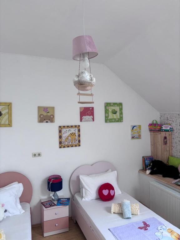 Postel nebo postele na pokoji v ubytování Casa Trandafirilor