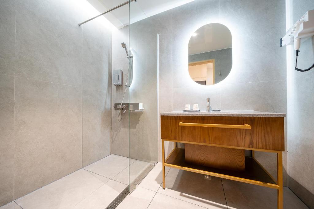 a bathroom with a sink and a shower at Hound Hotel Mokpo Peace Plaza in Mokpo