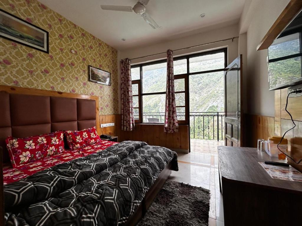 - une chambre avec un grand lit et une grande fenêtre dans l'établissement Mountain Trail, à Dharamshala