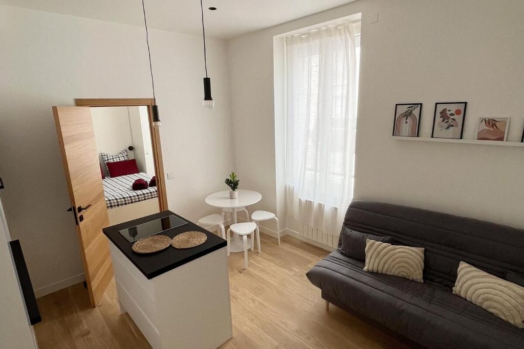 - un salon avec un canapé et une table dans l'établissement Appartement cosy à 1 min de Paris, à Charenton-le-Pont
