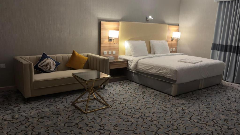 a hotel room with a bed and a couch at فوربوينتس الشهباء Four points Alshahba in Jeddah