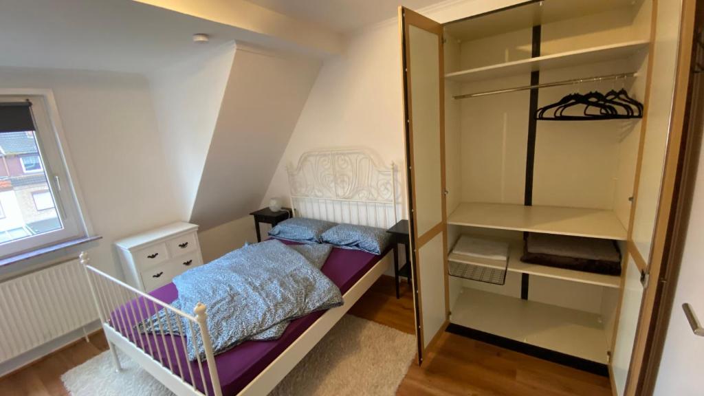 a small bedroom with a bed and a closet at gemütliche Wohnung in Bremen in Bremen