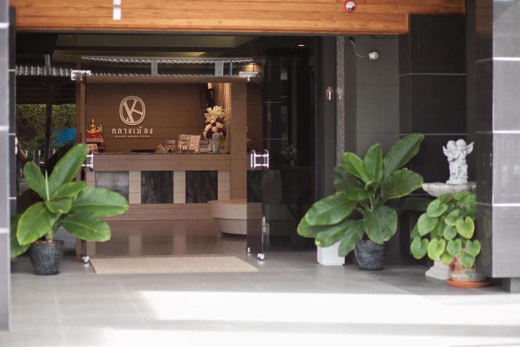 Vstupní hala nebo recepce v ubytování Klaang Muang Hotel (โรงแรมกลางเมือง)