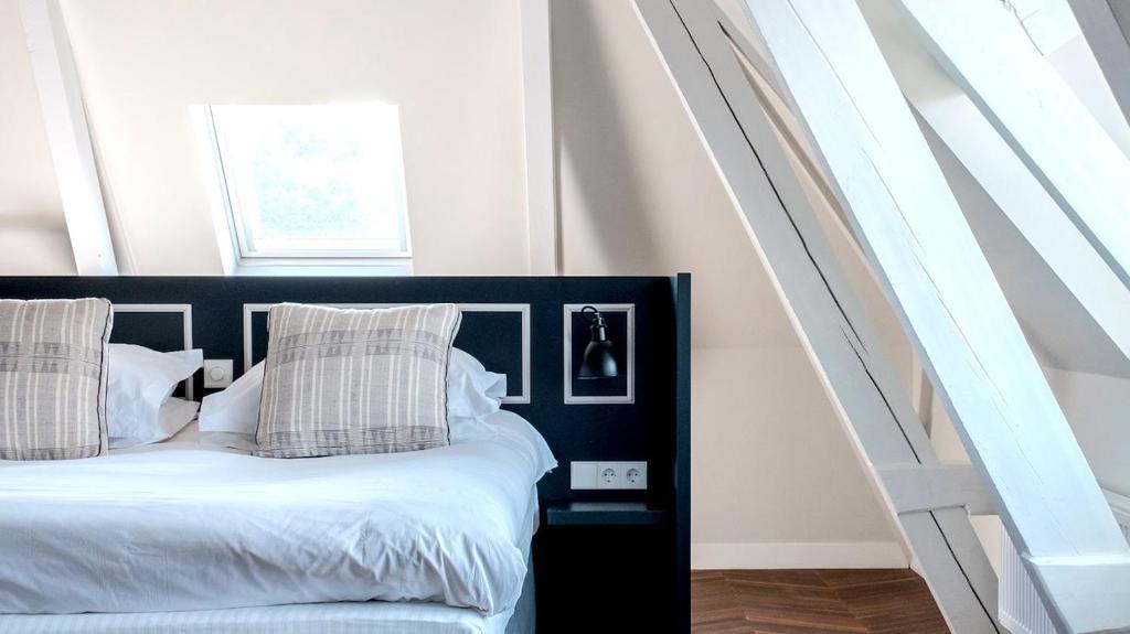 Postel nebo postele na pokoji v ubytování Morgan & Mees Amsterdam