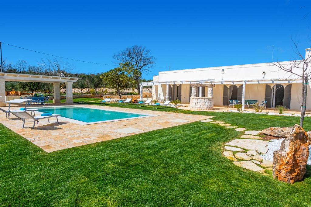 um quintal com uma piscina e um edifício em Villa Angelita by Villa Plus em Ceglie Messapica