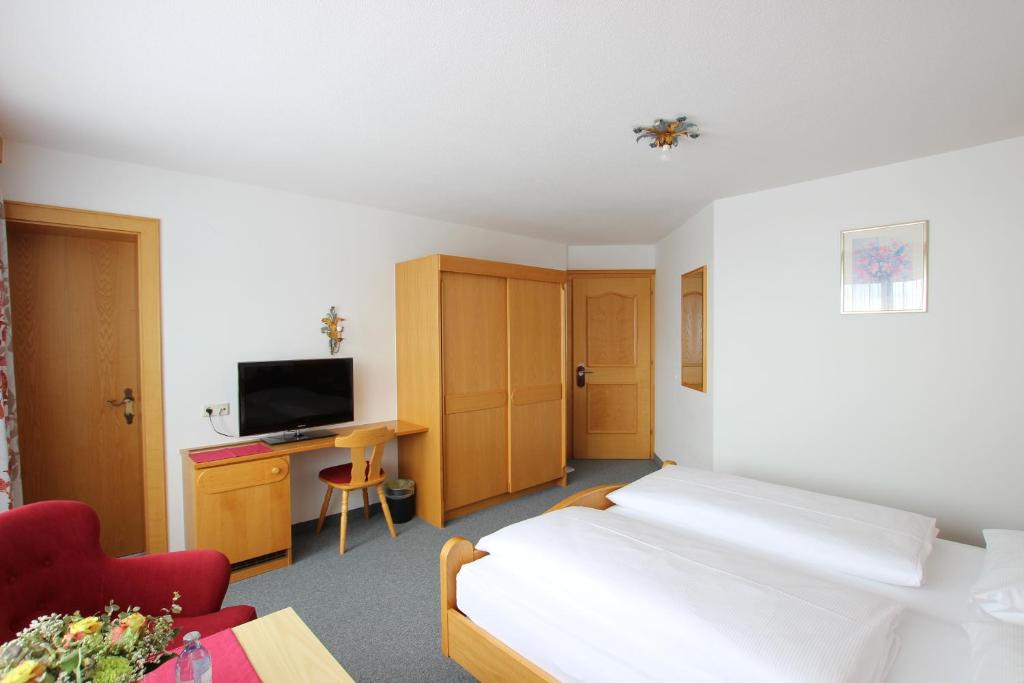 TV a/nebo společenská místnost v ubytování Hotel Garni Bel-Ami