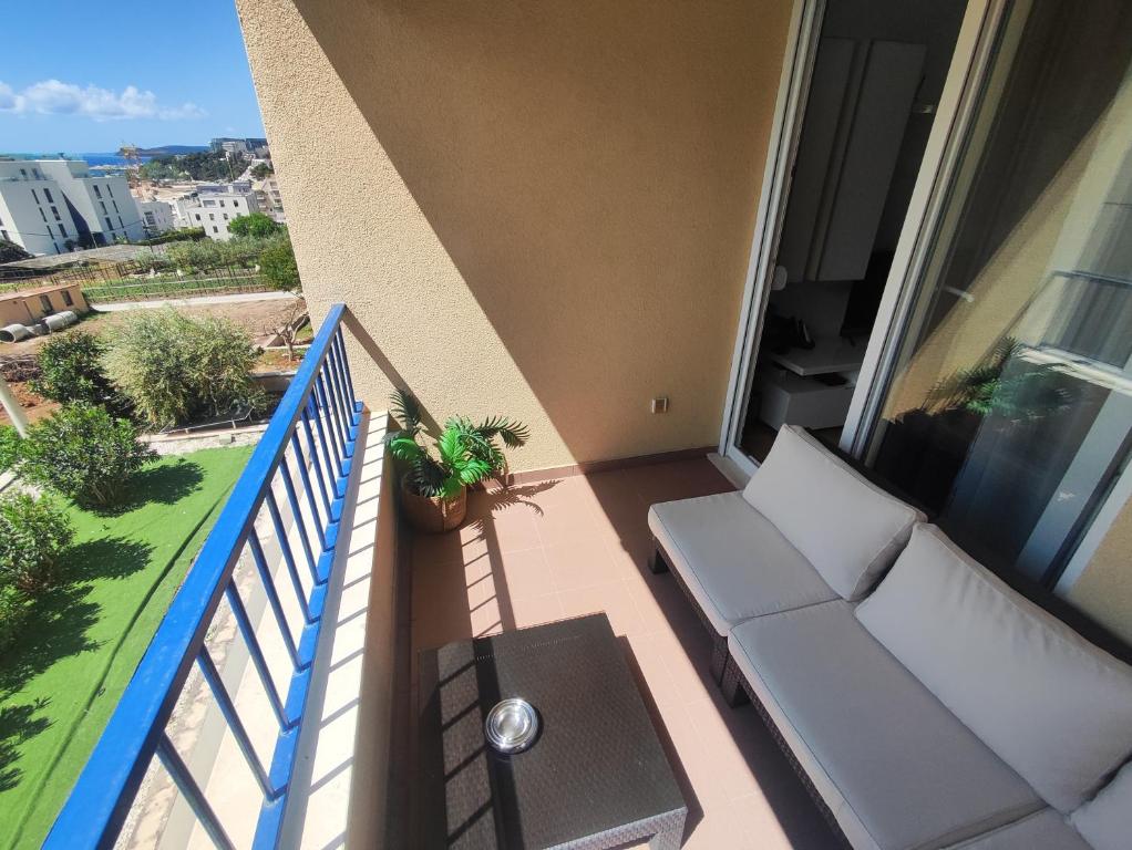 Een balkon of terras bij Beach Pearl Apartment