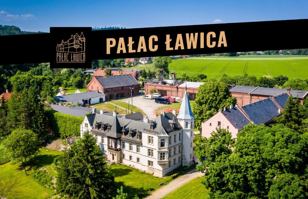 an aerial view of a mansion with a sign that reads pasabase lawnka at Pałac Ławica in Kłodzko