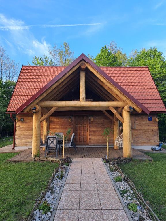 Cabaña de madera con techo rojo en Guest house Mihovil, en Slunj