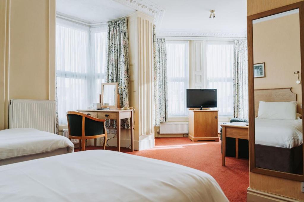 En eller flere senger på et rom på Welbeck Hotel & Apartments