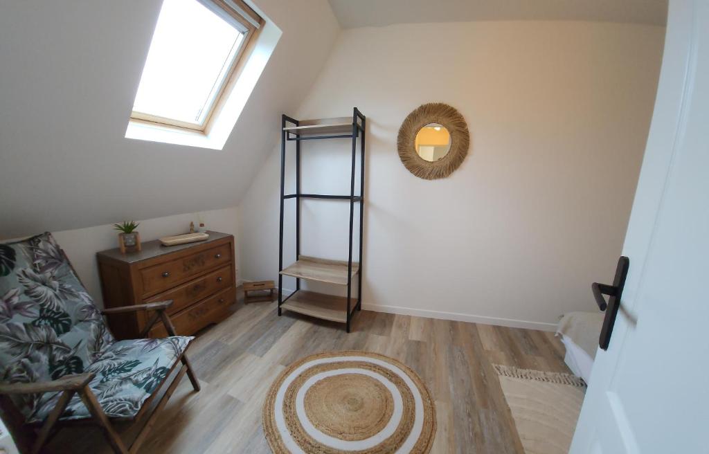 Zimmer mit einem Fenster, einem Stuhl und einem Regal in der Unterkunft Villa Marie 