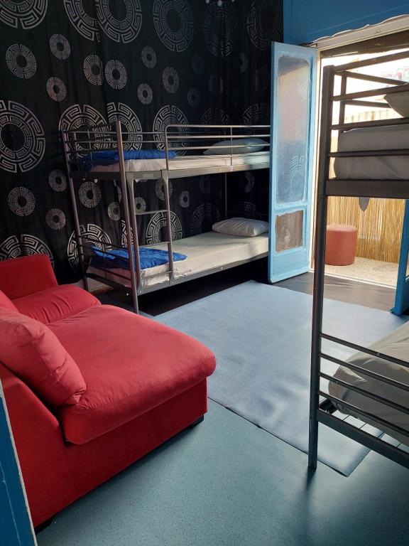 雅典的住宿－ACROPOLIS ViEW MIXED DORMITORIES 1 MINUTE BY THISSIO METRO STOP，客房设有两张双层床和一张沙发。