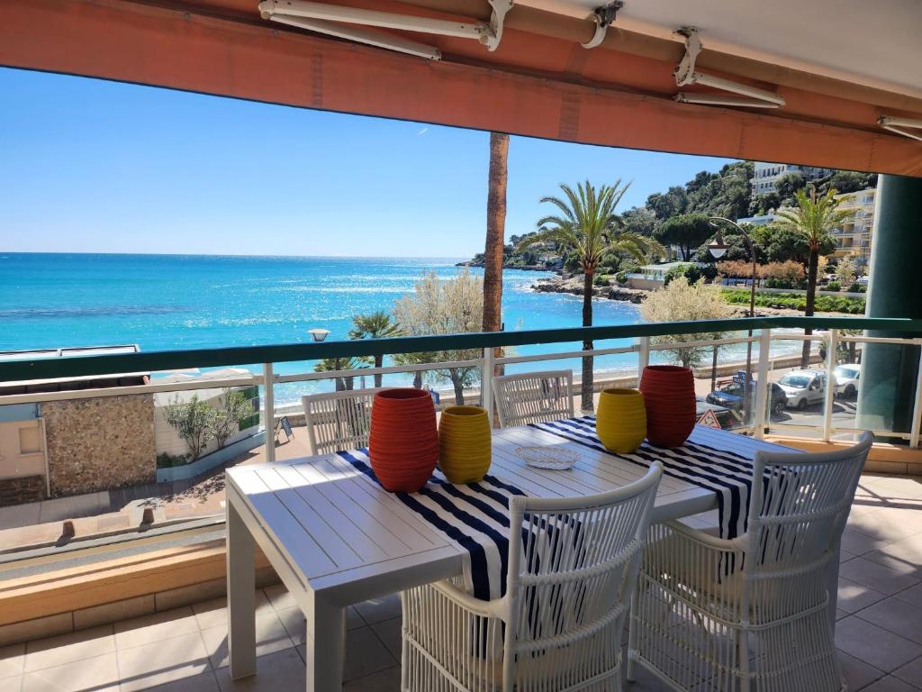 un tavolo e sedie con vista sull'oceano di Annabel's Suite Apartament a Roquebrune-Cap-Martin