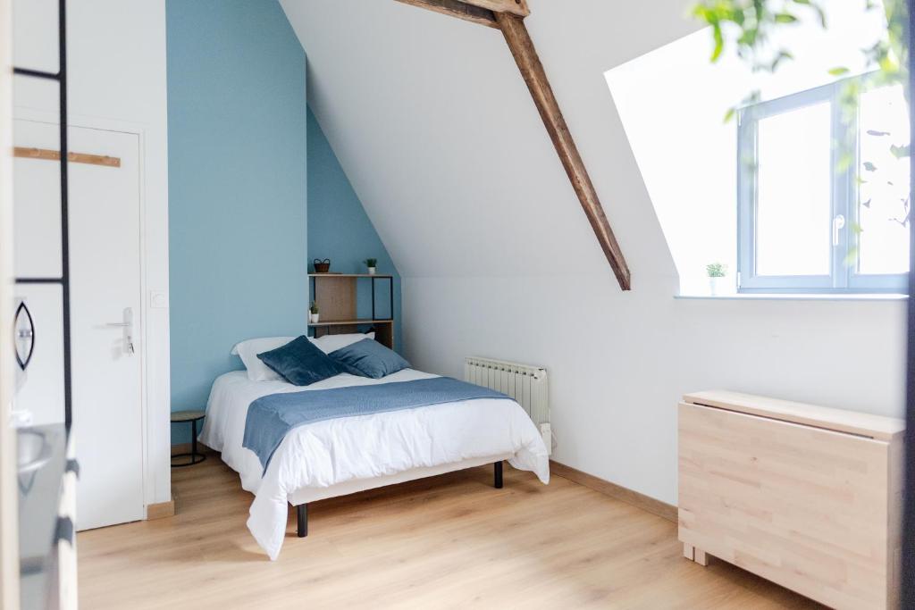 Schlafzimmer mit einem Bett und einem Fenster in der Unterkunft Studio à la campagne in Saint-Martin-le-Gaillard