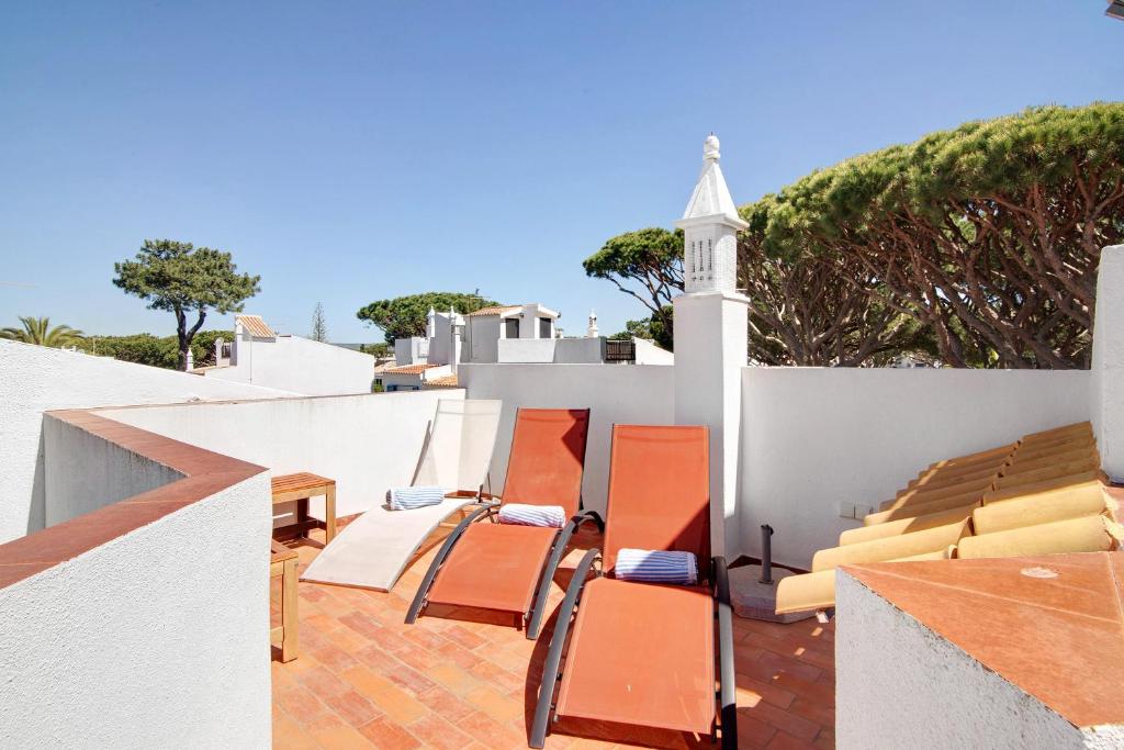 un grupo de sillas sentadas en un patio en Townhouse Ramas, en Vale do Lobo