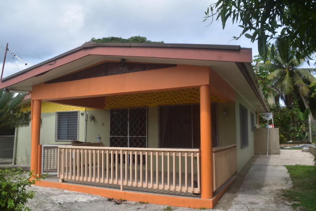 mały domek z pomarańczowym dachem w obiekcie Serenity Homes w mieście Sigatoka