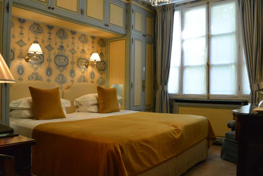 Postel nebo postele na pokoji v ubytování Hôtel Duc De St-Simon