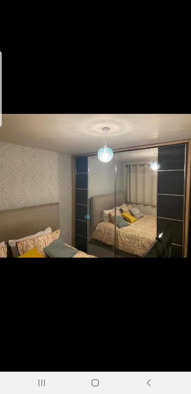 um quarto com 2 camas e um espelho em Dengenzy House em Seacroft