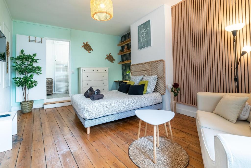 un salon avec un canapé et une table dans l'établissement Le HENDRIX - Studio Hyper Centre, à Limoges