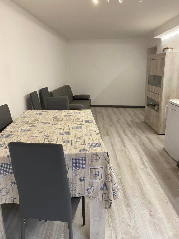 Habitación con mesa con sillas y cocina. en B&B Pudzones, en Santu Lussurgiu