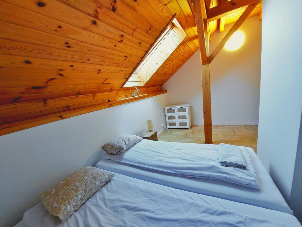 BlissHouse Cracow, آژانس هواپیمایی آسمان سپید