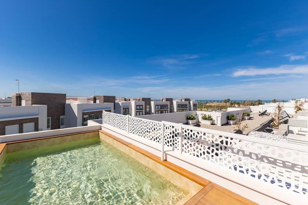 un balcón con piscina en la parte superior de un edificio en Deluxe penthouse front line to the beach by Valcambre, en Costa Ballena