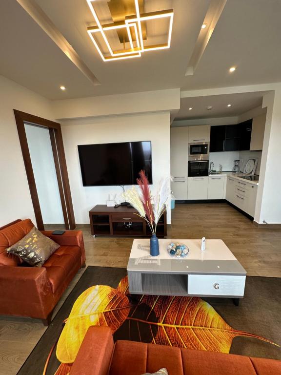 uma sala de estar com um sofá e uma mesa de centro em CozyLuxury apartment solaris em Acra