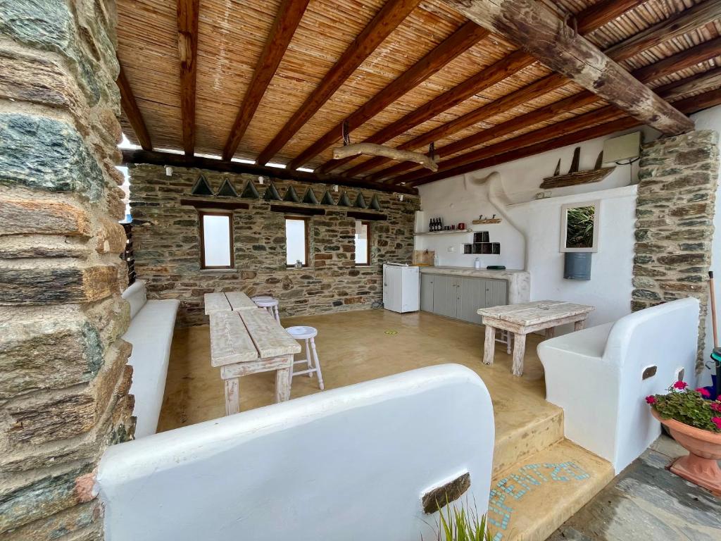 Lorentzo Rooms في كيونيا: غرفة معيشة كبيرة بجدار حجري