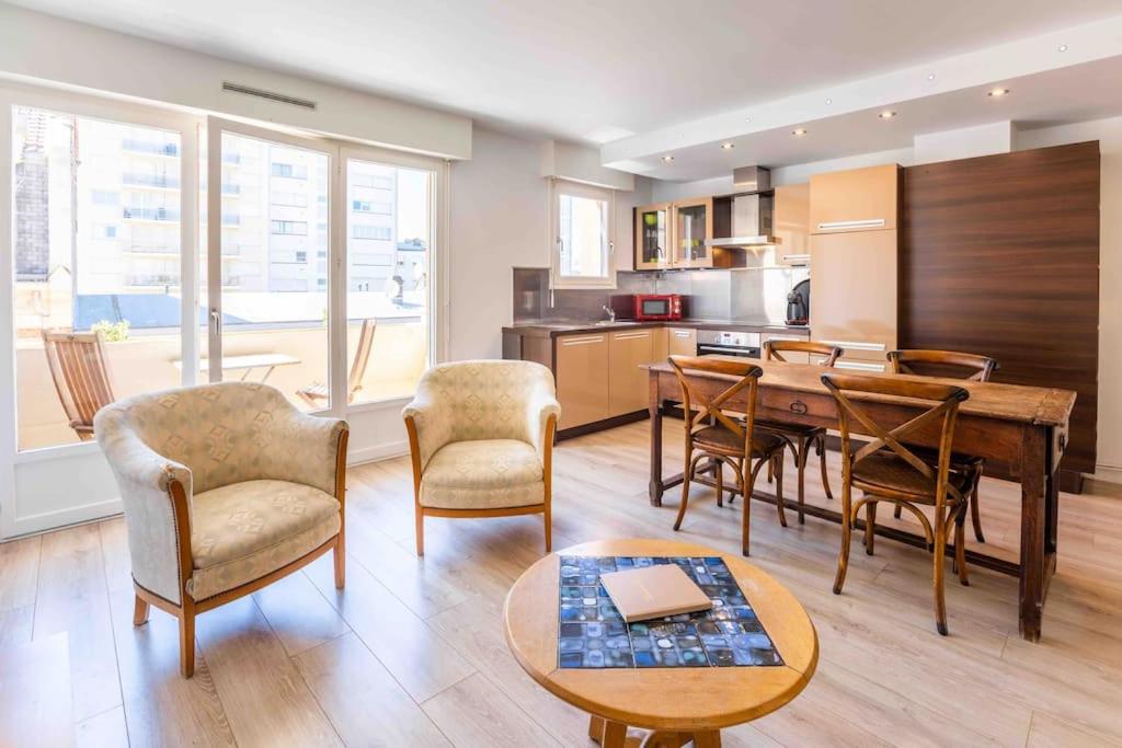 une cuisine et un salon avec une table et des chaises dans l'établissement Appartement au Touquet - 65m2 proche de la mer et du marché, à Le Touquet-Paris-Plage