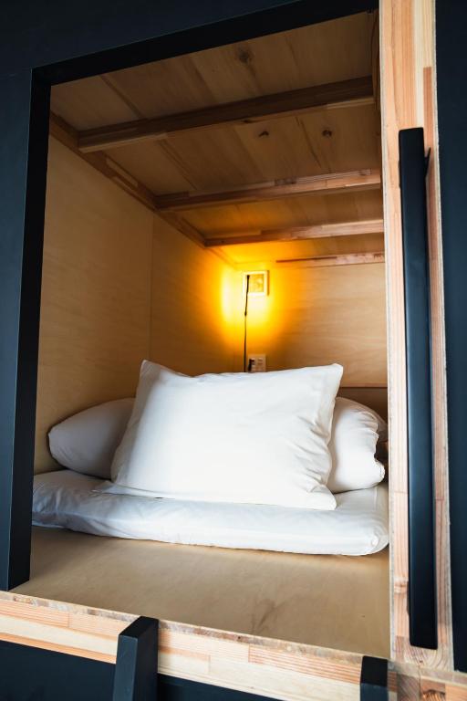 Postel nebo postele na pokoji v ubytování EN PLUS Sauna and Capsule Bed 男性専用