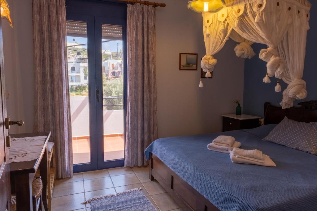 Posteľ alebo postele v izbe v ubytovaní Chara's Residence