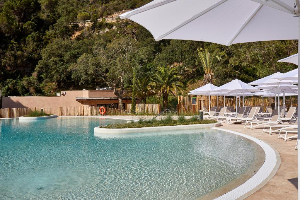 Bazén v ubytování Camping Cala Pola nebo v jeho okolí