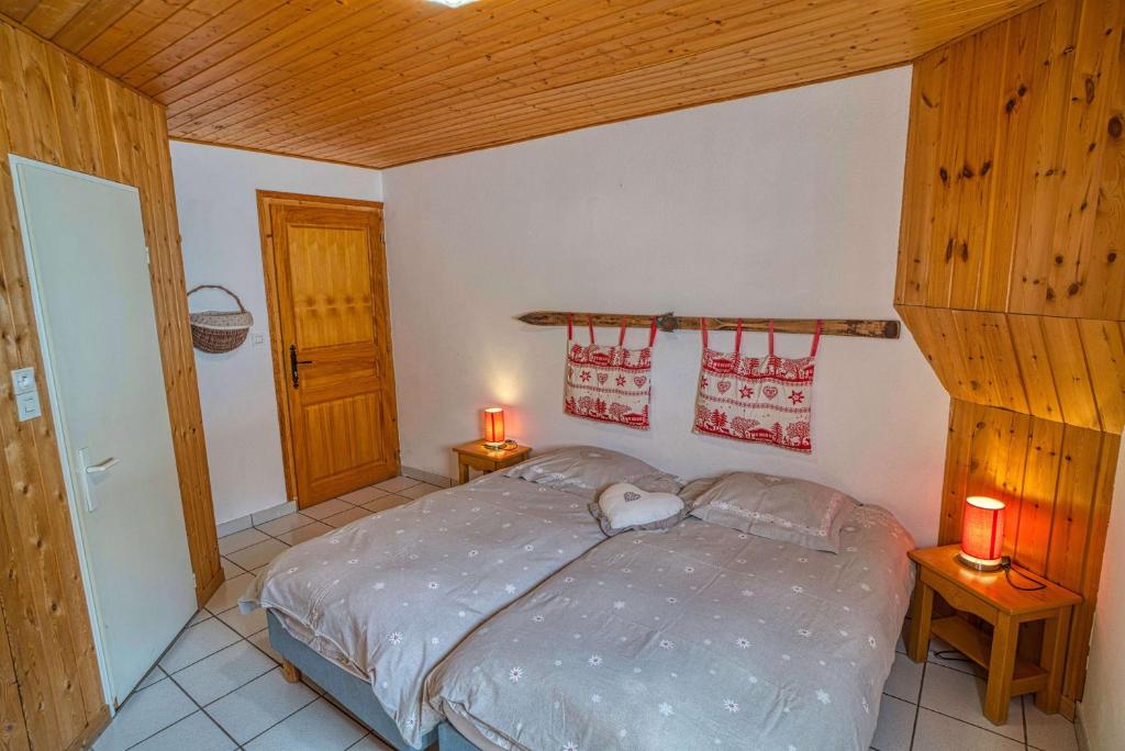 Postel nebo postele na pokoji v ubytování La Savoyarde