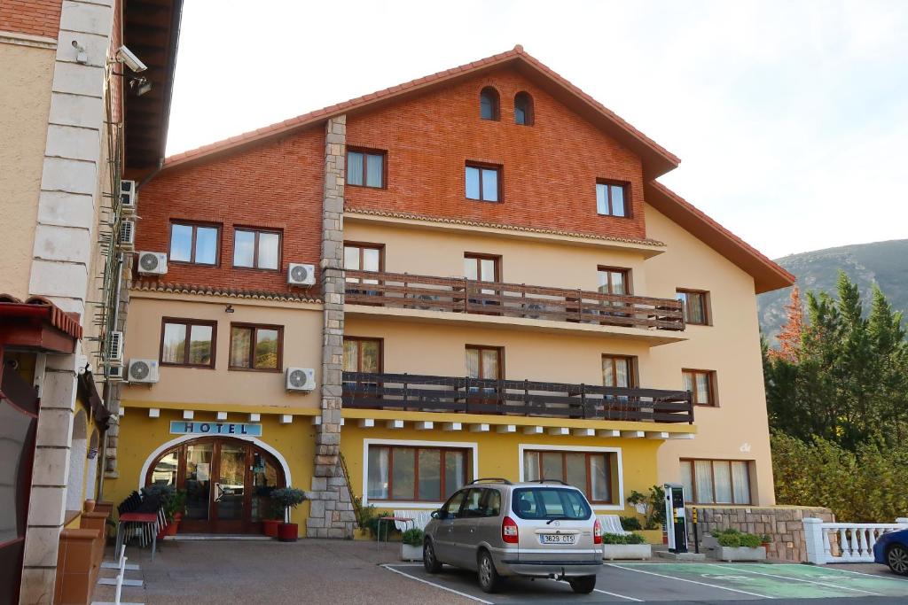 ein Gebäude mit einem davor geparkten Auto in der Unterkunft HOTEL EL MOLINO DE PANCORBO in Pancorbo