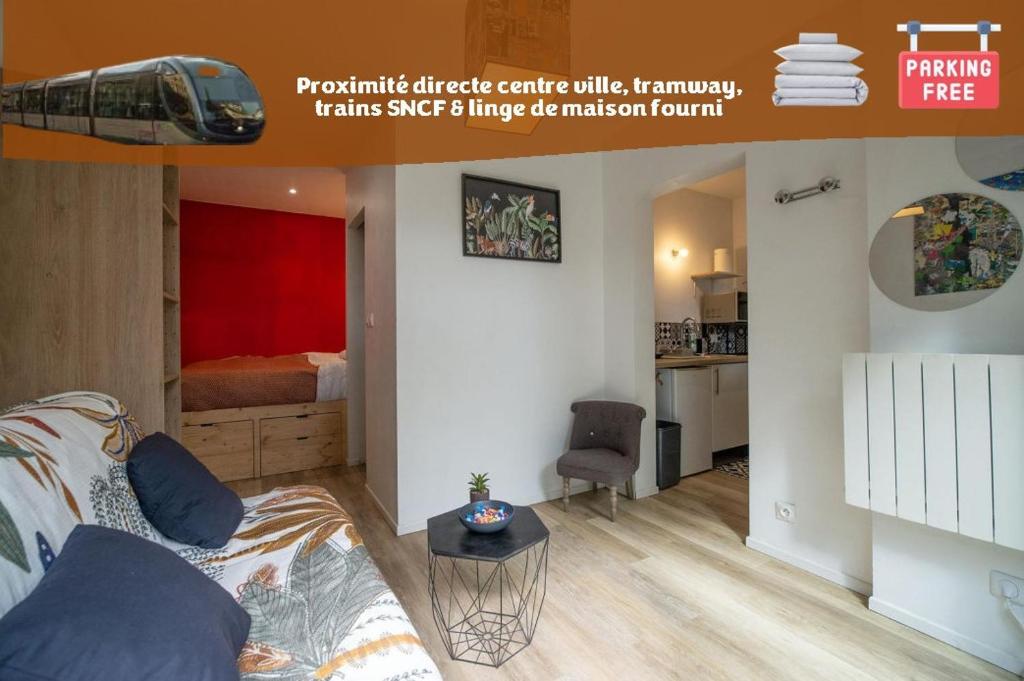 a room with a bedroom with a bed and a table at Maisonnette - Proximité ville & tram in Pessac