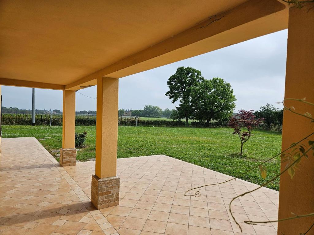 un patio vacío con vistas a un campo en Villa Galetta, en Imola