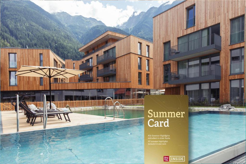 un hotel con piscina di fronte ad alcuni edifici di All-Suite Resort Ötztal a Oetz