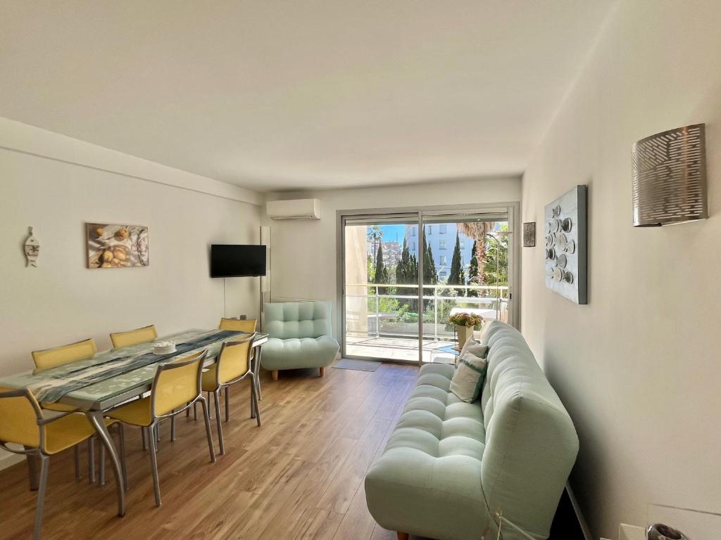 un salon avec un canapé et une table dans l'établissement Mimosas by Welcome to Cannes, à Cannes