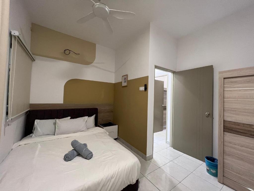 Schlafzimmer mit einem großen Bett und einem Deckenventilator in der Unterkunft D-09-25 - 2 Room - Youth City - Nilai - Infinity pool in Nilai