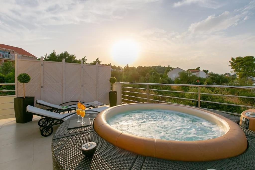 魯巴達的住宿－Villa Kora - luxury holiday Apartments，阳台顶部的热水浴池